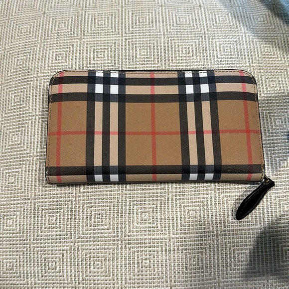 Burberry zip around wallet - Picture 2 of 6